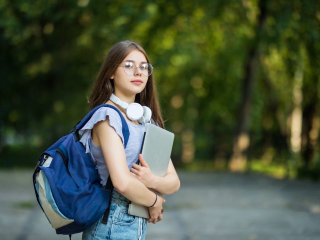 https://www.humansoul.com.mx/wp-content/uploads/2021/10/cheerful-attractive-young-woman-with-backpack-and-notebooks-standing-and-smiling-in-park-640x480.jpg